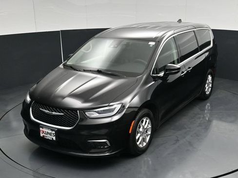Certified 2024 Chrysler Pacifica Touring-L FWD image 52