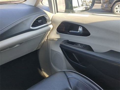 Certified 2024 Chrysler Pacifica Limited image 21