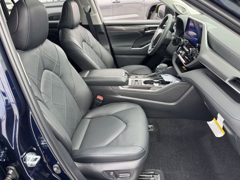 New 2026 Toyota Highlander Platinum AWD/4WD image 9