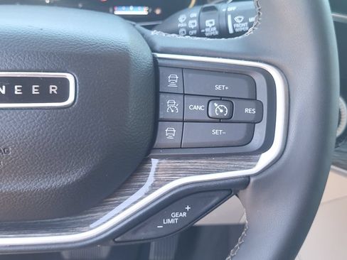 Used 2022 Jeep Wagoneer Series III AWD/4WD image 19