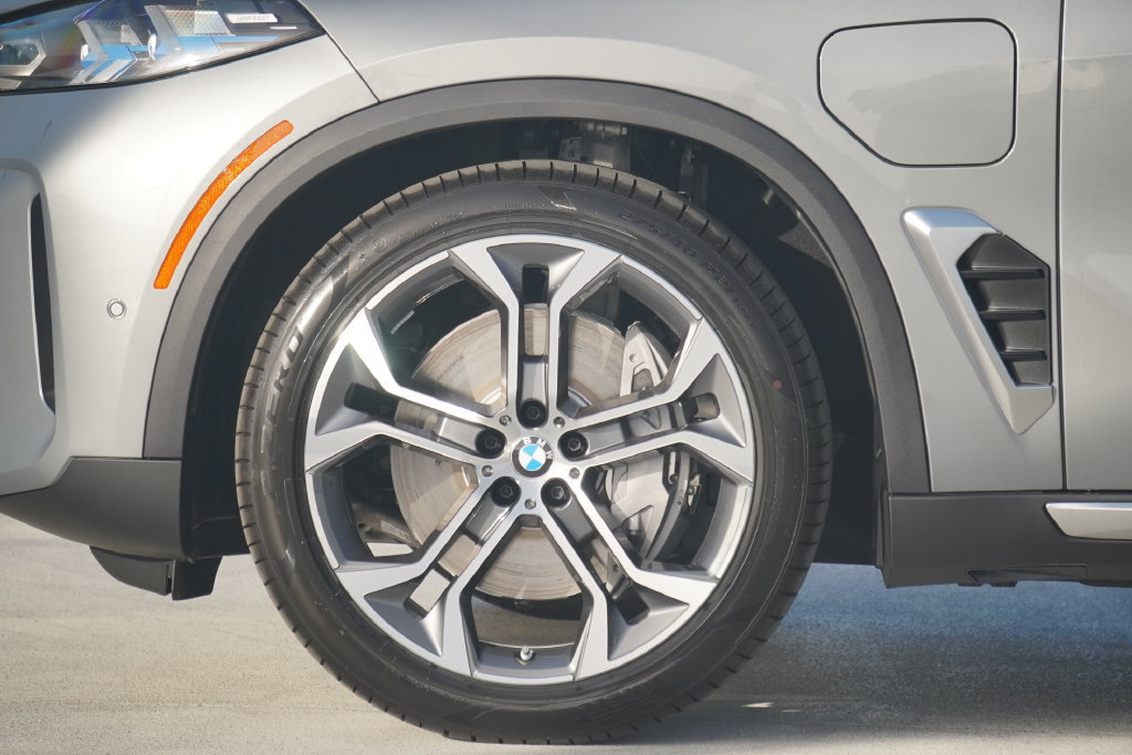 Used 2026 BMW X5 xDrive50e w/ Premium Package AWD/4WD image 5