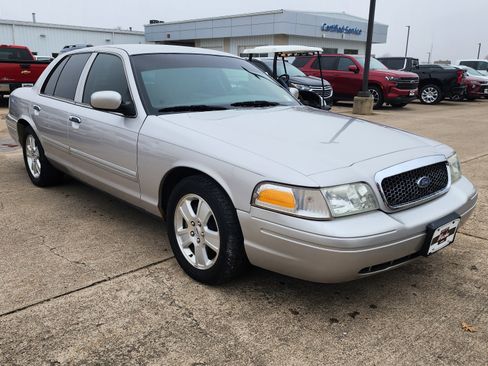 Used 2011 Ford Crown Victoria LX w/ Comfort Appearance Pkg image 3