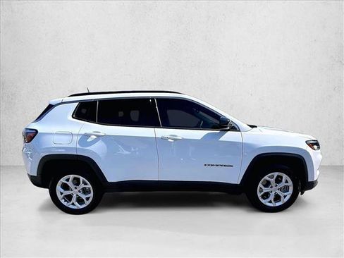 Used 2024 Jeep Compass Latitude AWD/4WD image 5
