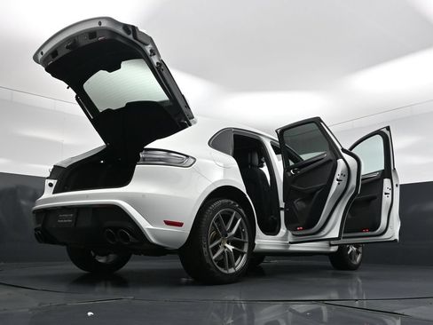 Used 2025 Porsche Macan AWD/4WD image 34