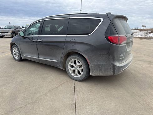Used 2020 Chrysler Pacifica Limited image 3