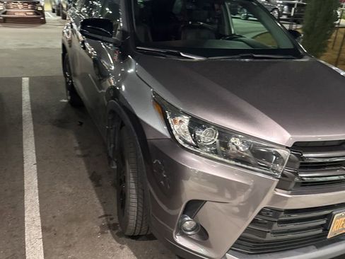 Used 2019 Toyota Highlander SE w/ Nightshade Edition image 2