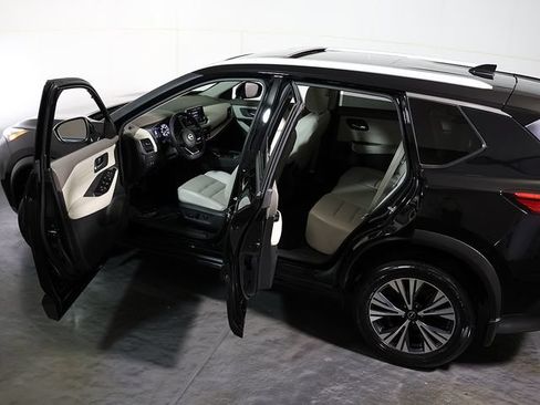 Used 2023 Nissan Rogue SV w/ SV Premium B Package FWD image 5
