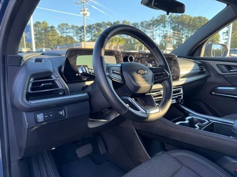 Used 2025 Chevrolet Traverse LT image 18