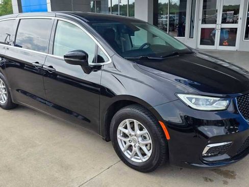 Used 2024 Chrysler Pacifica Touring-L image 7