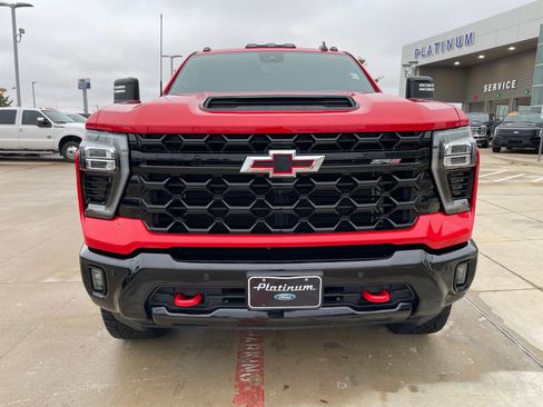 Used 2025 Chevrolet Silverado 2500 ZR2 w/ Technology Package image 8