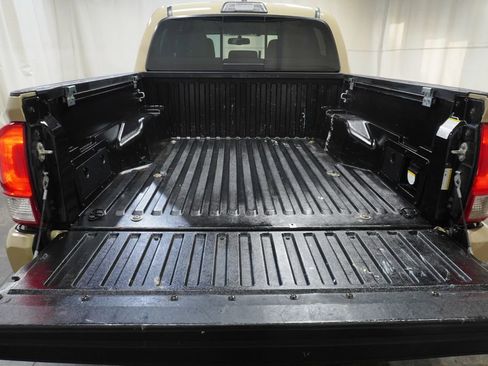 Used 2017 Toyota Tacoma TRD Sport image 6