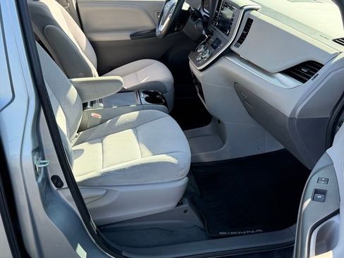 Used 2020 Toyota Sienna LE w/ LE Preferred Package FWD image 24