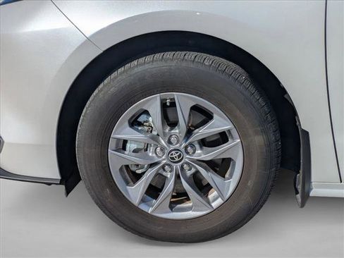 Used 2024 Toyota Sienna XLE FWD image 21
