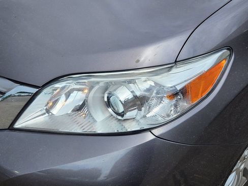 Used 2015 Toyota Sienna XLE w/ XLE Navigation Package FWD image 11