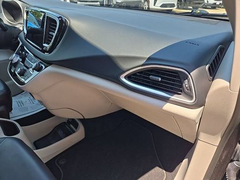 Used 2023 Chrysler Pacifica Touring-L FWD image 69