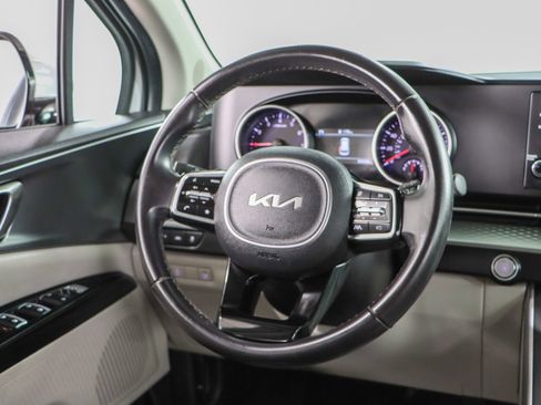 Used 2024 Kia Carnival LX image 12