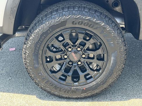 New 2026 GMC Canyon Elevation w/ LPO, Black Badging Package RWD image 32