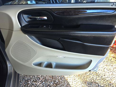 Used 2018 Dodge Grand Caravan SE w/ UConnect Hands-Free Group image 26