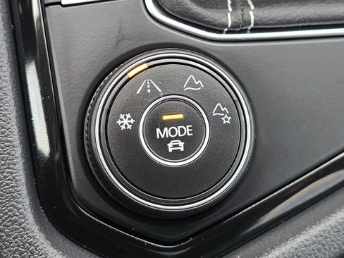 Certified 2024 Volkswagen Taos SE w/ Panoramic Sunroof Package AWD/4WD image 22