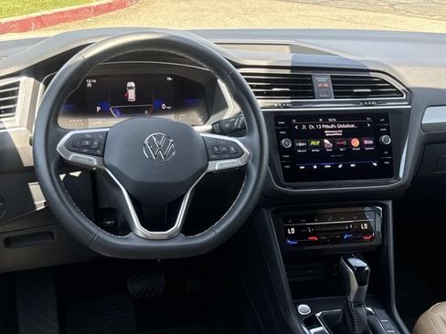Used 2023 Volkswagen Tiguan SE w/ Panoramic Sunroof Package FWD image 6