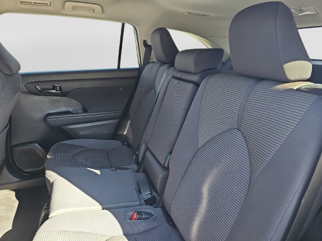 Used 2022 Toyota Highlander LE FWD image 17
