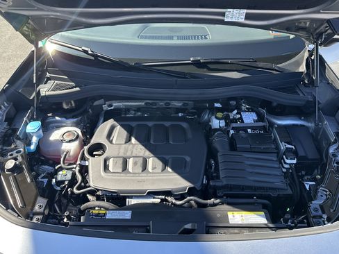 Used 2025 Volkswagen Tiguan SE image 19