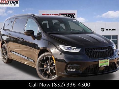 New 2026 Chrysler Pacifica Select image 1