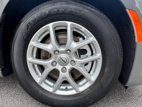 Used 2023 Chrysler Pacifica Touring-L FWD image 14