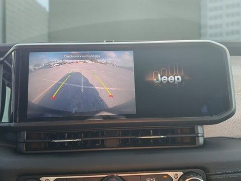 Used 2025 Jeep Wrangler Sahara image 23