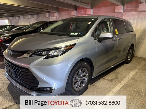 Used 2023 Toyota Sienna XLE FWD image 1