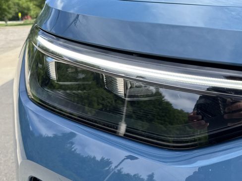 Used 2025 Volkswagen Tiguan SE image 6