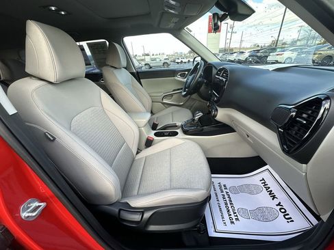 Used 2022 Kia Soul EX image 25