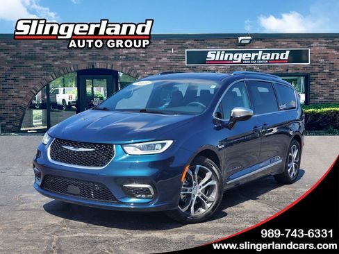 Used 2025 Chrysler Pacifica Pinnacle FWD image 1