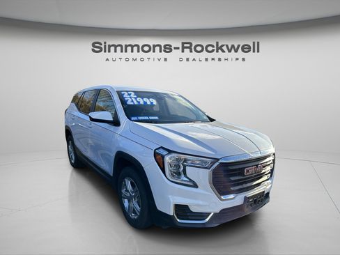 Used 2022 GMC Terrain SLE image 2