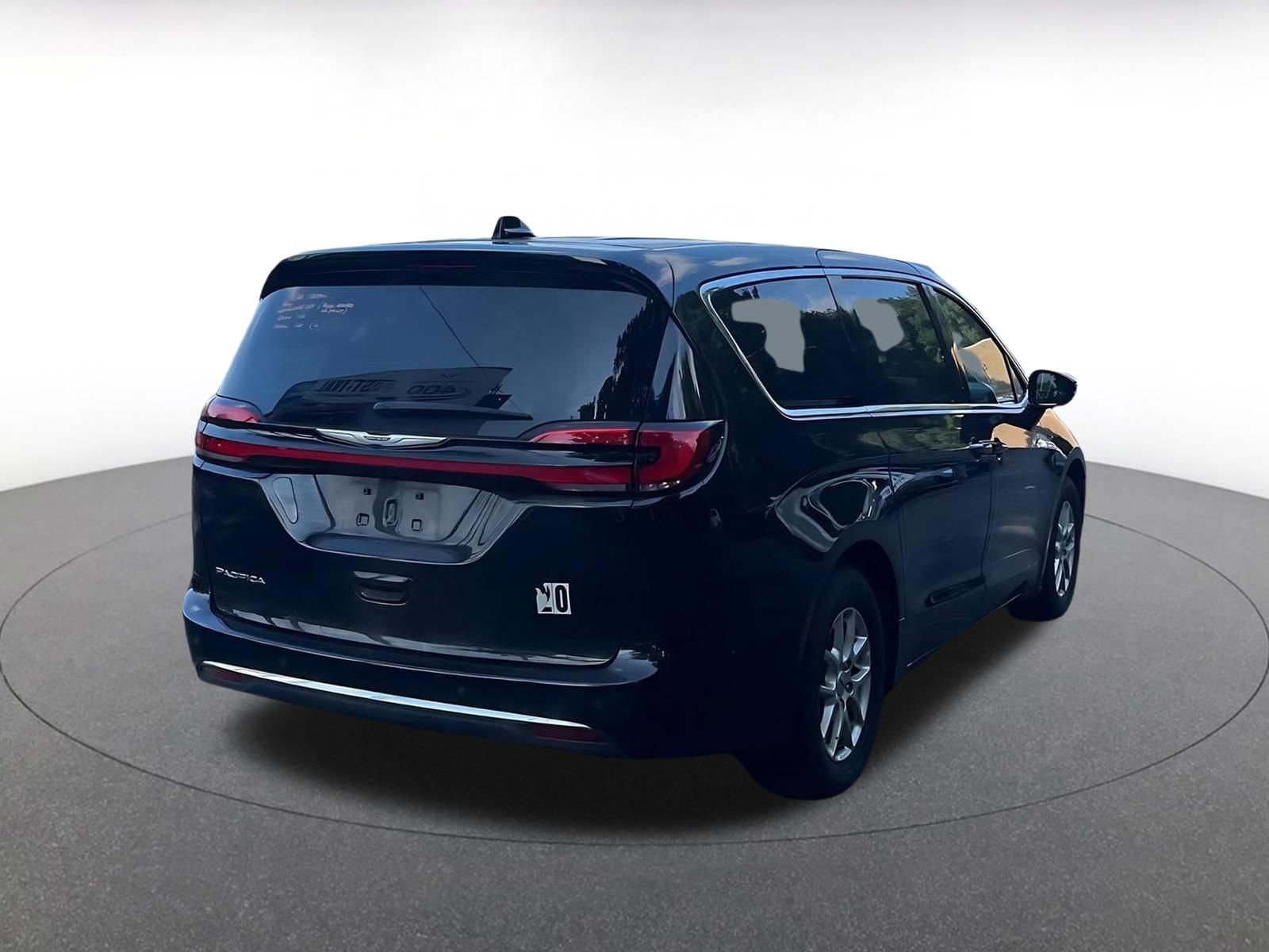 Used 2024 Chrysler Pacifica Touring-L FWD image 14