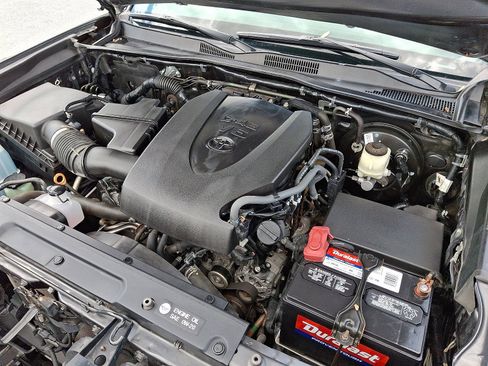 Used 2018 Toyota Tacoma TRD Sport AWD/4WD image 28