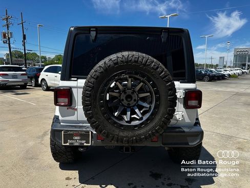 Used 2019 Jeep Wrangler Unlimited Sahara AWD/4WD image 4