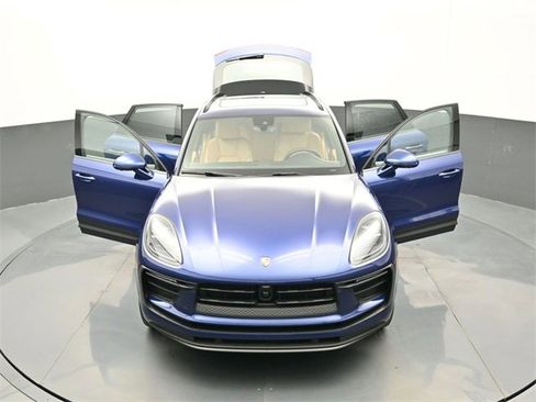 Used 2024 Porsche Macan image 32
