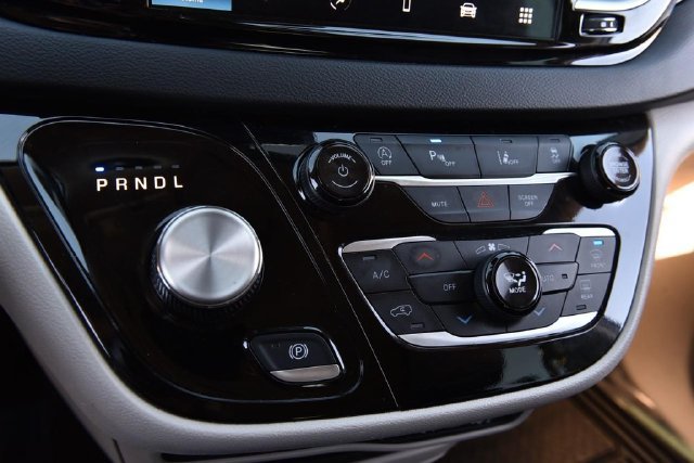 Used 2024 Chrysler Pacifica Touring-L FWD image 16