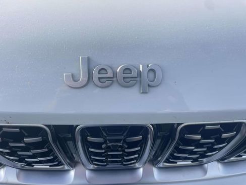 Used 2025 Jeep Grand Cherokee Summit image 2