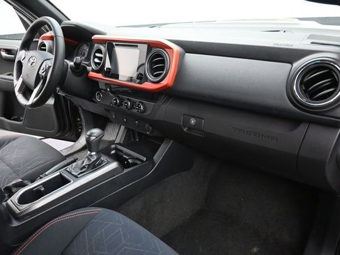 Used 2017 Toyota Tacoma TRD Sport w/ Tow Package image 26