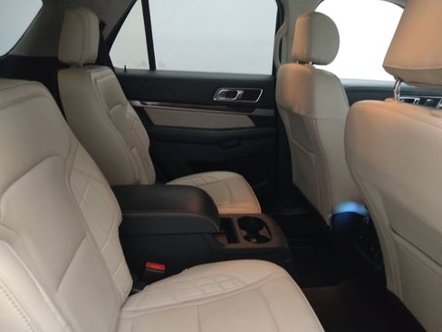 Used 2017 Ford Explorer Platinum image 19