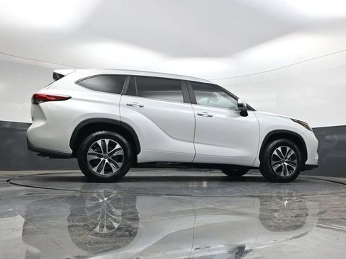 Used 2023 Toyota Highlander XLE image 33