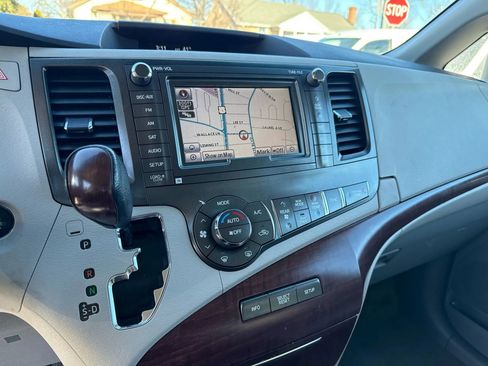 Used 2012 Toyota Sienna Limited image 23
