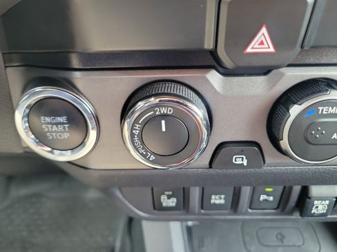 Used 2021 Toyota Tacoma TRD Off-Road w/ Technology Package AWD/4WD image 31
