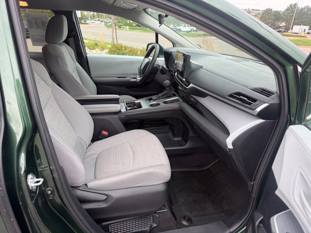 Used 2025 Toyota Sienna LE AWD/4WD image 29