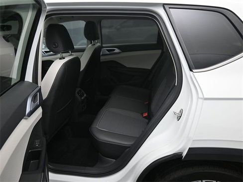 Certified 2025 Volkswagen Taos SE w/ Panoramic Sunroof Package image 28