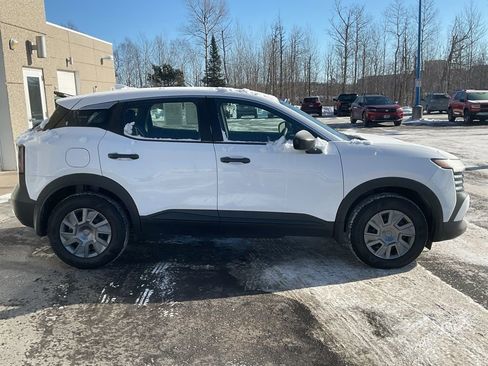 Used 2025 Nissan Kicks S image 4