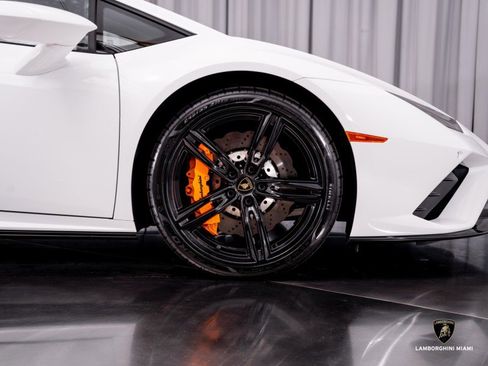 Used 2021 Lamborghini Huracan EVO image 19