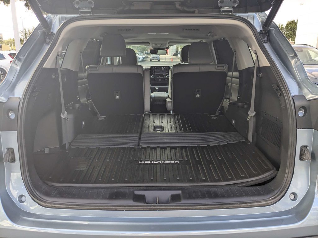 Used 2021 Toyota Highlander XLE AWD/4WD image 19
